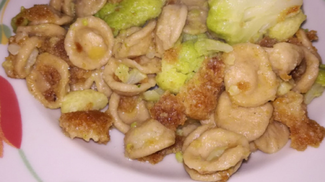 Orecchiette di grano arso con cavolfiore e mollica fritta piccante