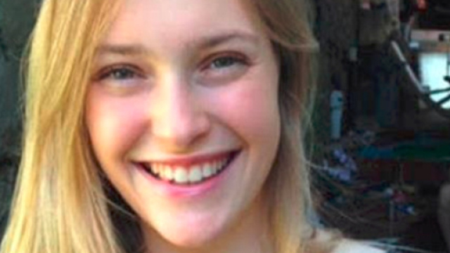 Si ferma per aiutare un amico, ma viene stuprata e uccisa a sassate a 21 anni da una gang - Il Mattino