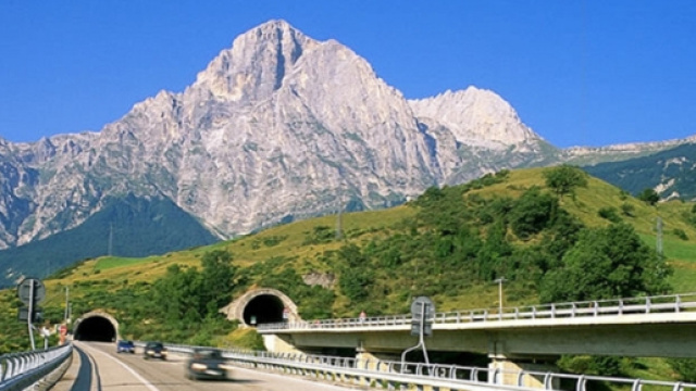 Toninelli dichiara lo stop ai Tir sull&rsquo;A24