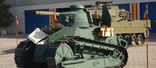 El Renault FT-17 primer carro de combate del ET; tras &eacute;l el actual Leopardo