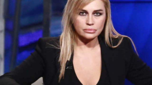 Grande Fratello Vip, Lory Del Santo entra nella casa: coinquilini divisi.