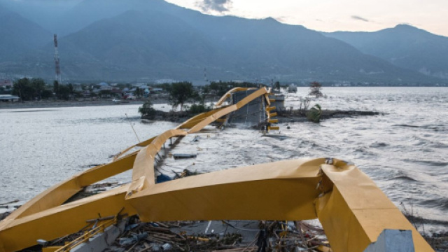 Il ponte di Palu distrutto dal terremoto e dallo tsunami di Sulawesi