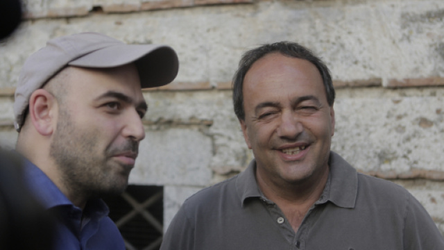 Roberto Saviano insieme a Domenico Lucano durante una recente visita a Riace