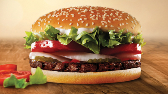 Burger King: in occasione di Halloween lancer&agrave; un hamburger che dovrebbe garantire incubi a chi lo manger&agrave;.