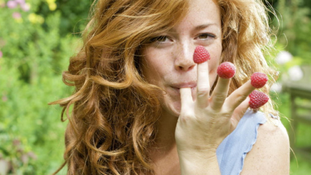 Dieta mima digiuno ragazza lamponi capelli rossi