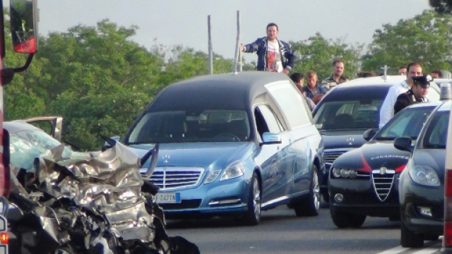 Inversione contromano sulla 268: terribile incidente per il conducente di una Panda