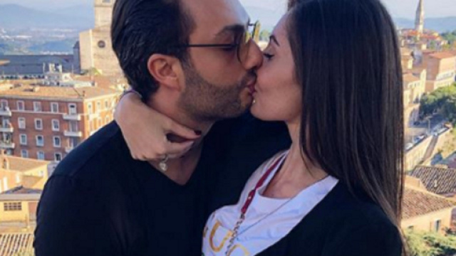 Gabriele Costanzo insieme con la fidanzata.