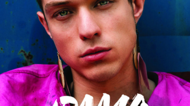 Irama, polemica per la frase di una sua canzone: 'Voglio fare a pugni con quel trans'