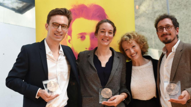 Les journalistes r&eacute;compens&eacute;s Jean-Baptiste Malet, Elise Vincent, et Christophe Barreyre posent avec Annick Cojean, pr&eacute;sidente du jury (&agrave; droite)