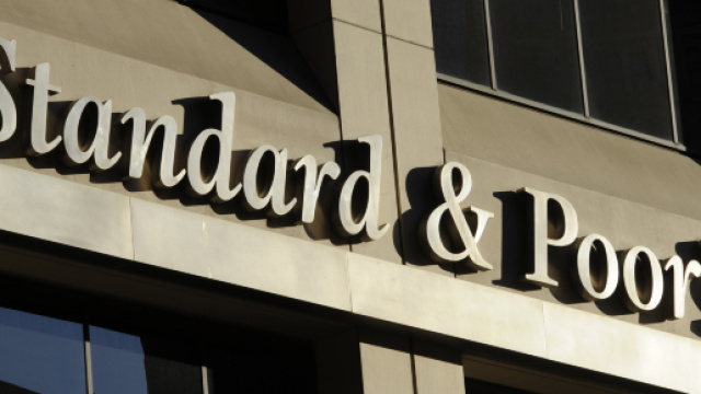 Segnali negativi anche da S&P rating invariato ma peggiora l'outlook
