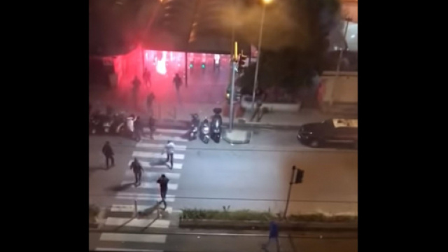 Un fotogramma degli scontri tra tifosi del Bari e del Messina - youtube