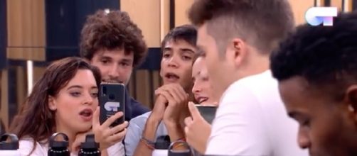 Varios concursantes escuchan la maqueta de 'Somos'. / YouTube