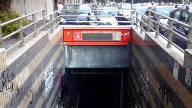 Crolla la scala mobile della metro di Roma