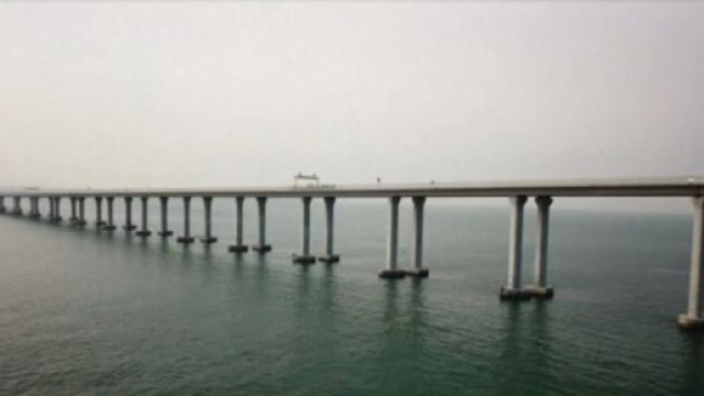 Inaugurato il ponte pi&ugrave; lungo del mondo: lungo 55 chilometri, collega Hong Kong a Macao.
