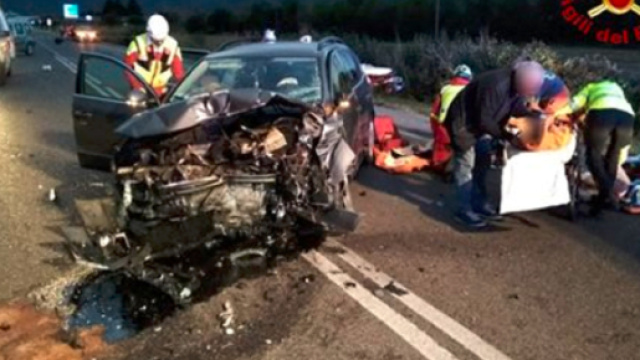 Terribile incidente frontale fra auto: morti marito e moglie, feriti due bambini - Il Mattino