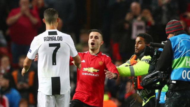 Cristiano Ronaldo has a go at pitch-invading fan and then takes a ... - 10ztalk.com