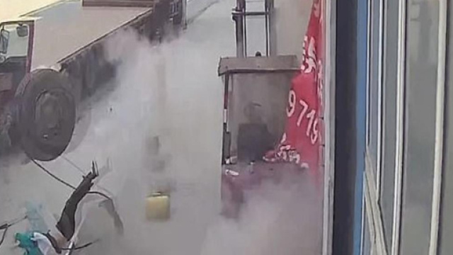 Cina, esplode pneumatico di un camion: mamma e figlio volano in aria, sfiorata la tragedia