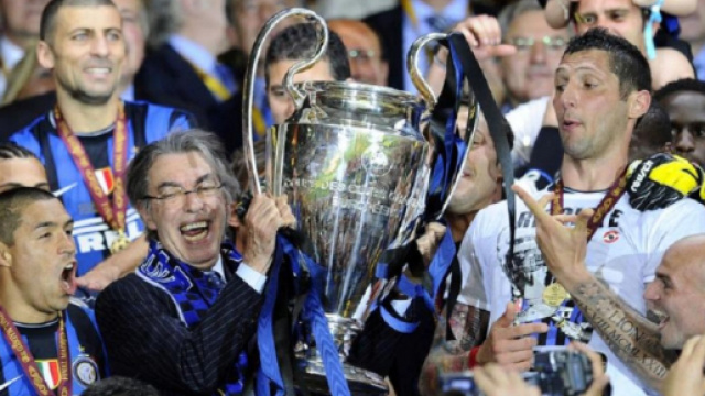 Massimo Moratti solleva la Champions League vinta dall'Inter nel 2010