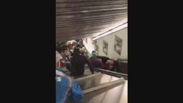 Panico in metro a Roma, cede scala mobile: ripreso il momento dell'incidente, travolto un gruppo di tifosi russi