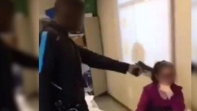 Parigi, 16enne punta la pistola alla testa della docente.