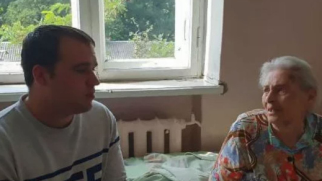 Russia, uomo difende un'anziana da un'aggressione e viene multato: 'Non mi pento' (VIDEO). Foto Metro.co.uk.