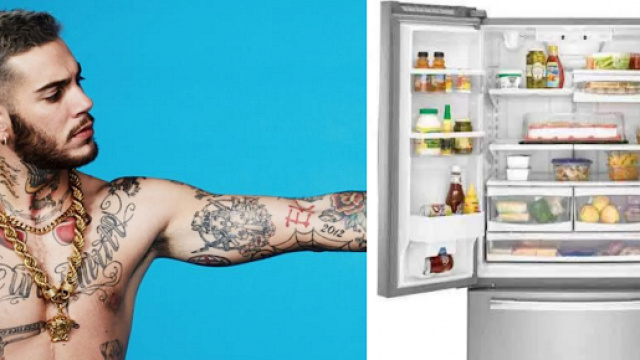 Emis Killa a sinistra, un frigorifero a destra