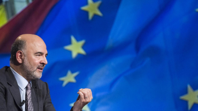 Moscovici e Oettinger denunciati da due giornalisti: con le loro dichiarazioni avrebbero influenzato lo spread