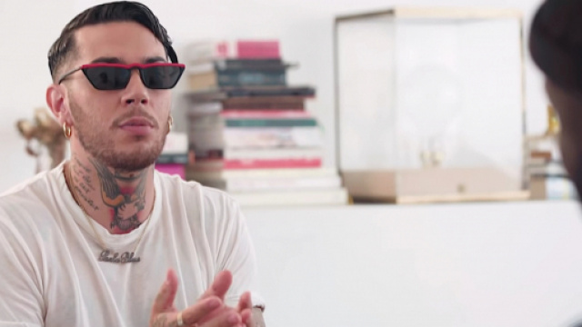 Emis Killa durante l'intervista per Sto Magazine