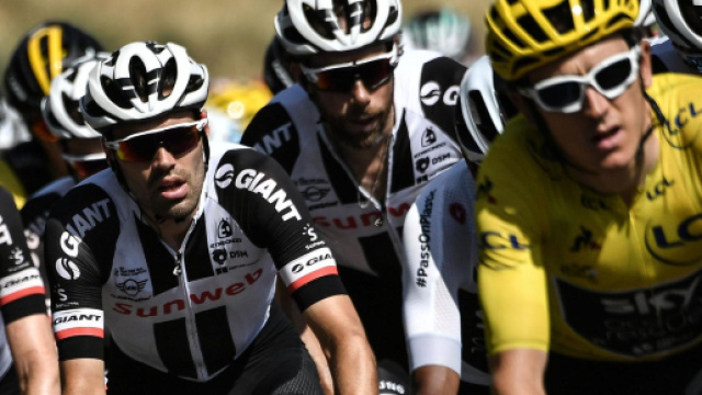 Tom Dumouilin alle spalle dello squadrone Sky allo scorso Tour de France