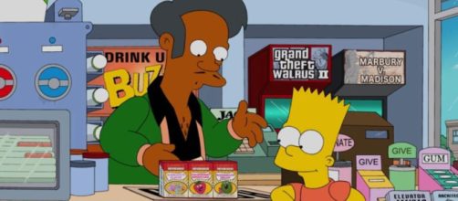 Apu mostrando sus art&iacute;culos a Bart Simpson en el Badulake.