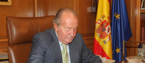 Carles Torras critica al rey Juan Carlos ense&ntilde;ando un v&iacute;deo donde ensalza a Franco