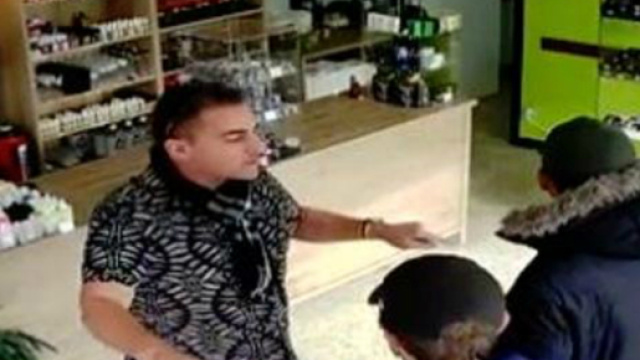 Belgio: rapinatori tentano un colpo, ma il proprietario del locale li invita a tornare dopo.
