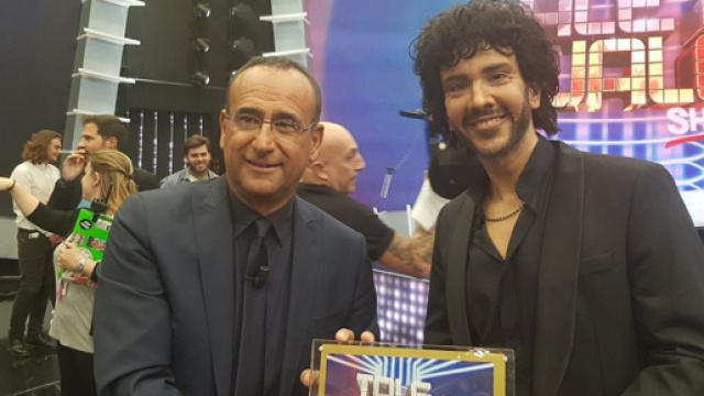 Carlo Conti premia il vincitore della settima edizione di Tale e quale show