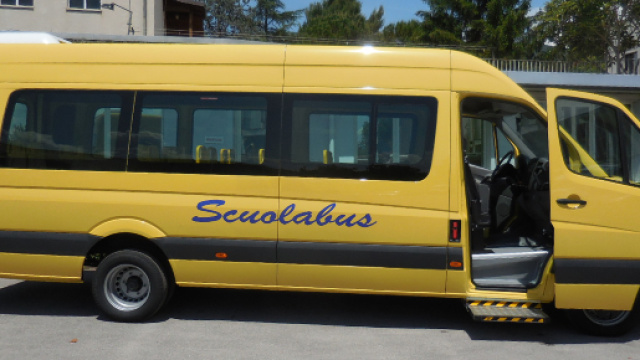 Milano, sputi e bestemmie sul bus: sindaco lascia a piedi i bulletti