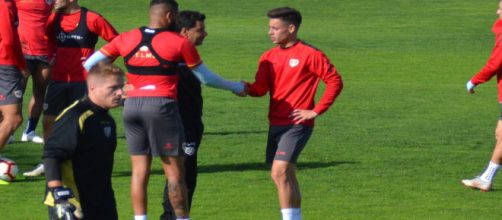 M&iacute;chel poniendo paz entre Beb&eacute; y &Aacute;lex Moreno (foto de Uni&oacute;n Rayo).