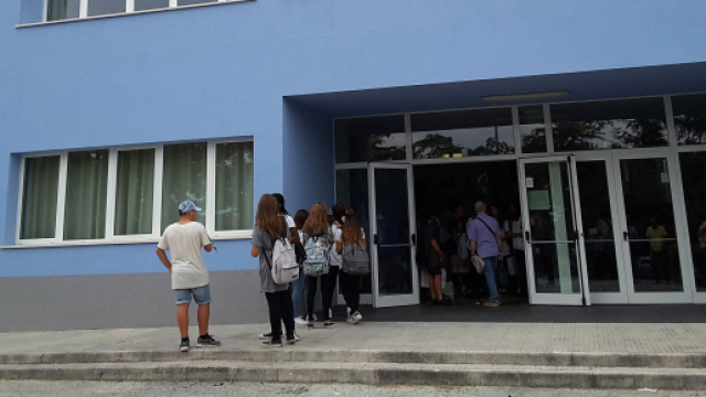 Firenze: a 7 anni va a scuola con dei coltelli e tira una testata alla maestra - qdmnotizie.it