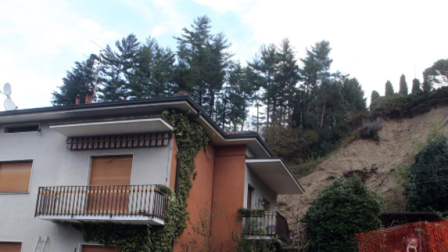 Crotone, 4 morti a causa di una frana: i corpi travolti da metri di terreno