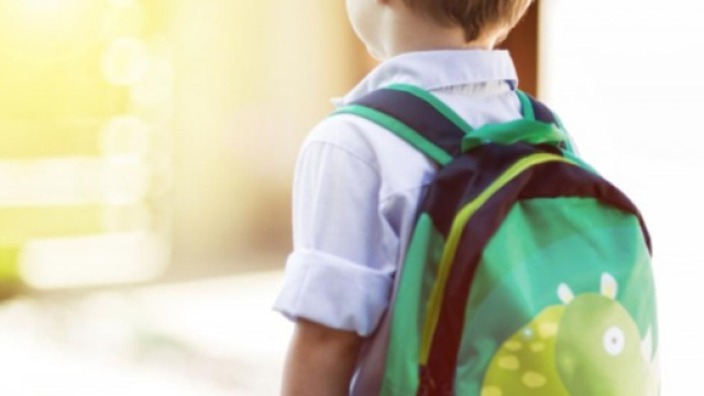 Firenze, bimbo lancia coltelli a scuola