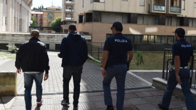 Forze dell'ordine in servizio nel quartiere Fontivegge di Perugia