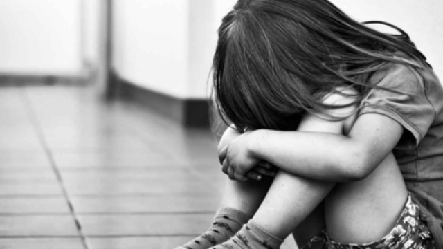 Gb, ragazza di 18 anni stupra due bambini di 2 e 3 anni in un asilo nido