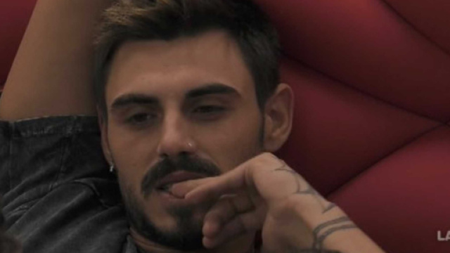 GF Vip, bacio Monte-Salemi in casa