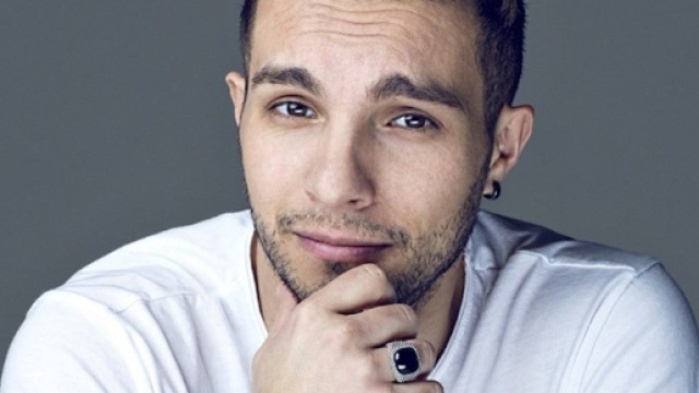 Marco Carta dichiara di essere gay nel salotto di Domenica Live