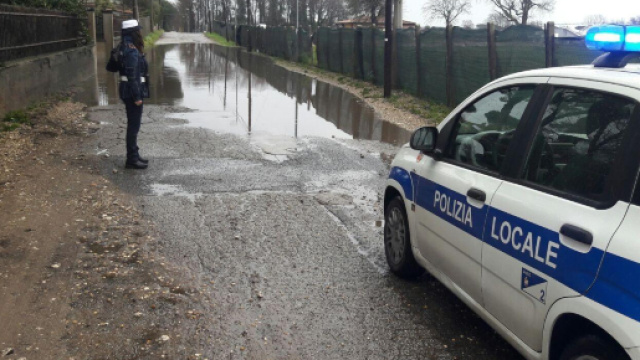 Buche e allagamenti, gli interventi della polizia locale - latinaoggi.eu