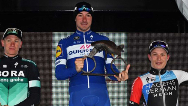 Il giovanissimo Jasper Philipsen sul podio a La Panne con Viviani e Ackermann