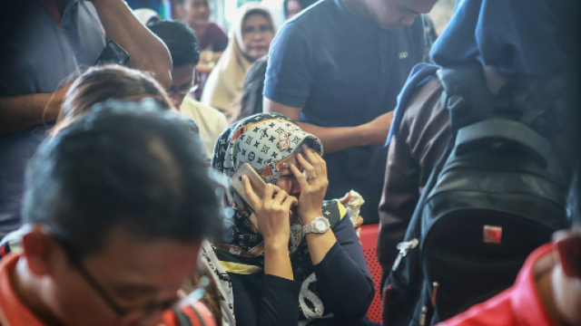 Indonesia, aereo precipita in mare poco dopo il decollo: a bordo ... - fanpage.it