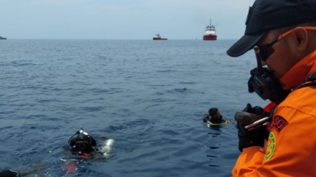 Le ricerche dei resti del Boeing 737 Lion Air JT610, precipitato a Giacarta con 188 persone a bordo