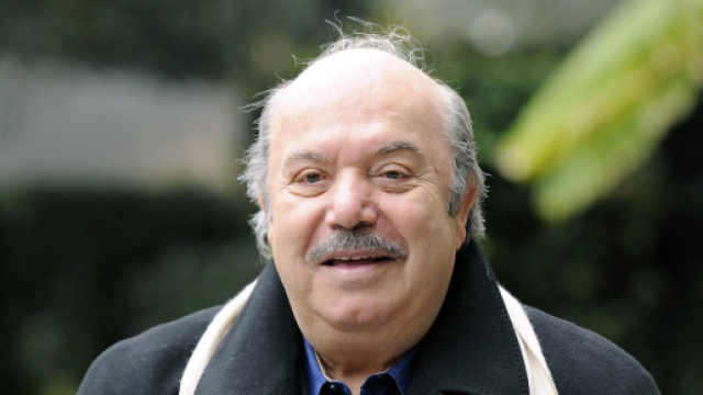 Lino Banfi finisce sulla sedia a rotelle: un compleanno con scivolone - fanpage.it