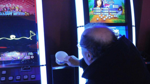 Maruggio: si gioca la pensione alle slot e simula una rapina.