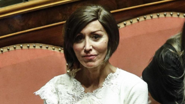 Anna Maria Bernini beccata dal M5S a fare la pianista in Senato