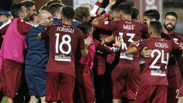 La gioia dei giocatori del Trapani dopo la vittoria nel derby contro il Siracusa